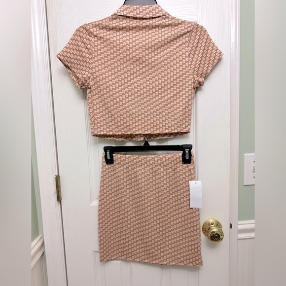 XS Dusty Pink/Daisy Two-Piece Cropped Shirt & Skirt Set - Picture 2 of 5